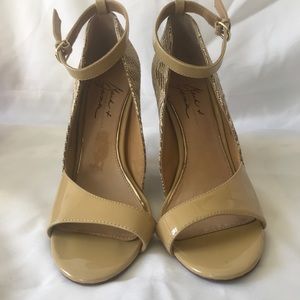 Badgley Mischka Sz 8 Platform Wedge Sandal  Shoes